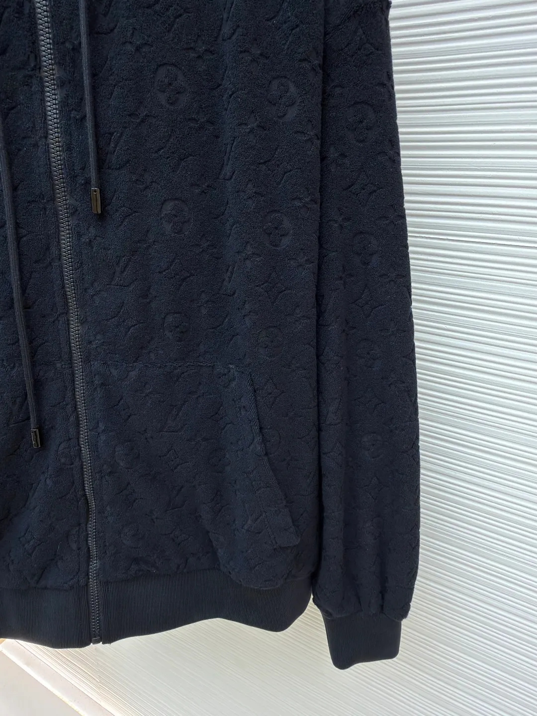 LOUIS VUITTON all-over printed terry zipper jacket ●Original version: Purchased and developed for 14100 ●Item number: 1681418-B05 ●Fabric: Soft cotton blended terry luxury chiffon fabric ●Technology: Three-dimensional relief jacquard production ●Color: black ●Version: fitted version ●Weight: about 905 grams ●Size: S-M-L-XL ●Description: Custom-dyed soft cotton blended terry luxury terry fabric with clear texture, plump and lazy, comfortable and close to the skin, with navy blue as the main tone, as calm and profound as the deep sea, full-width Monogram embossing makes a stunning appearance, derived from the brand's profound cultural heritage, dark grain weaving, velvet feeling becomes poetry, quietly emerging with a looming attitude, fully recognizable, interpreting unparalleled fashion style, publicity in restraint, sophistication in casualness Make every touch a ceremonial experience, the three-dimensional relief jacquard technique uses a high-density electronic jacquard machine to achieve the Monogram three-dimensional effect through the "positive and negative layer weaving method". Apply heat pressure to the fabric locally through a customized mold to hot-melt the fibers in specific areas. Permanently shape the relief outline and position the cutting bed with infrared rays to achieve precise positioning of the material through infrared emitters and infrared receivers. The accuracy can reach the micron level. This meets Monogram's high-precision cutting, the overall routing is straight and delicate, the fabric is comfortable and soft, and the color is consistent without color difference. It can be matched with the same style to create a fashionable look and control various occasions. Customized accessories, complete with three standards, same style for men and women!